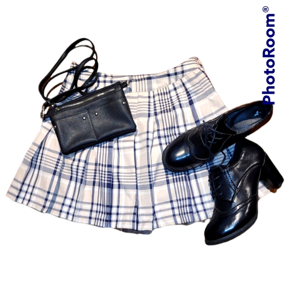 Pleated academia mini skirt.